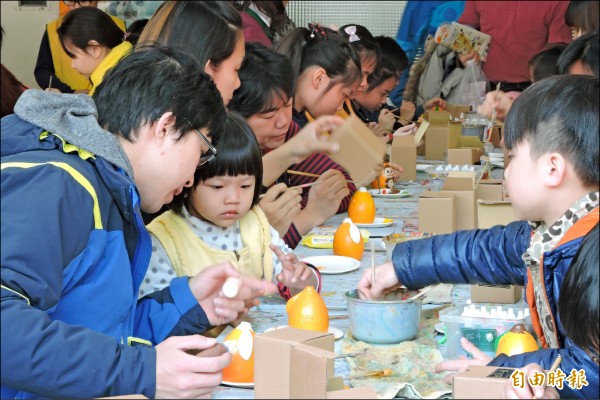 太平枇杷節以園遊會形式舉辦，親子一起玩彩繪枇杷風鈴。（記者何宗翰攝）