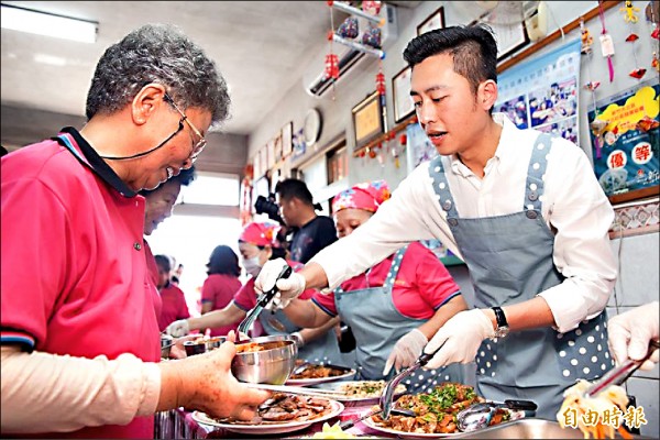 新竹市長林智堅致力推動「長青樂活健康食堂」。（記者蔡彰盛攝）