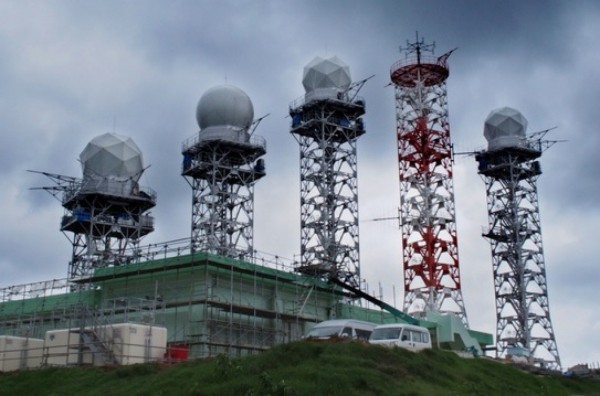 與那國島一座雷達觀測站今日啟用，主要任務為蒐集東海情報，一座以農牧業為主的島嶼搖身一變成為日本最西側的軍事前線。（圖擷自朝日新聞）