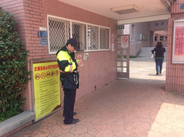 苗栗警方今天起加派警力，加強校園安全維護。（記者張勳騰翻攝）