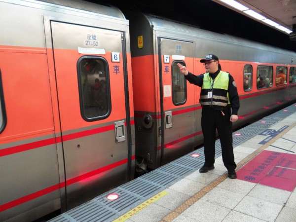 台鐵保全因主要任務是維持乘車秩序，僅配備哨子。（台鐵提供）