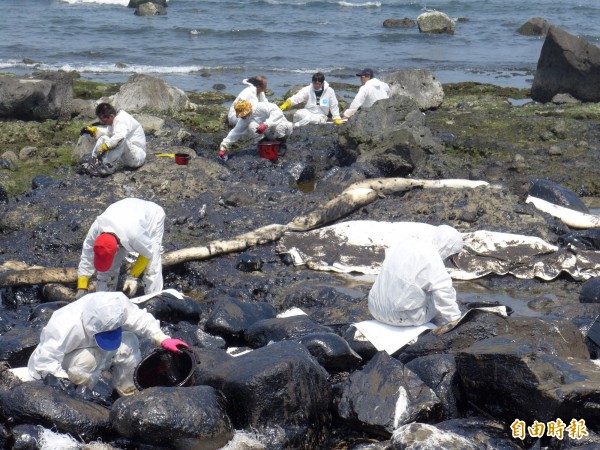 貨櫃輪「德翔台北」擱淺，重油外洩，釀海面、岸際線污染，在地居民持續投入清污工作。（記者李雅雯攝）