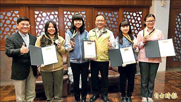 羅高李芷寧（左二）、蘭女林庭郁（左三）、蘭女廖尹廷（右二）和復興國中戴婷郁（右一）獲「保德信青少年志工菁英獎」。（記者簡惠茹攝）