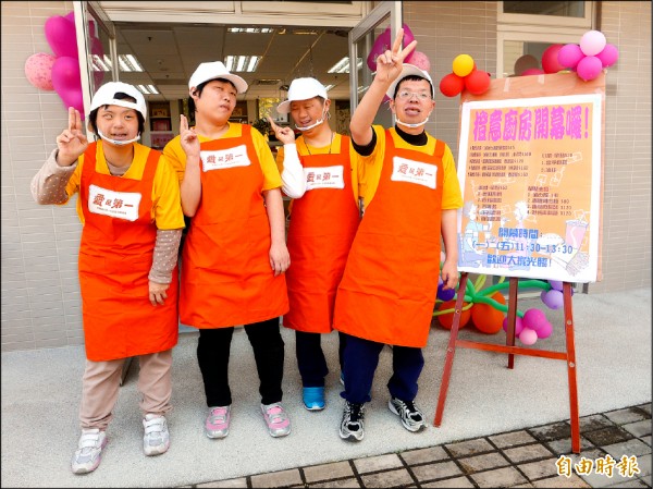 新北市首家由心智障礙者擔任服務人員的餐廳「橙意廚房」昨天開幕，學員們在門口熱情地喊「歡迎光臨」。（記者李雅雯攝）