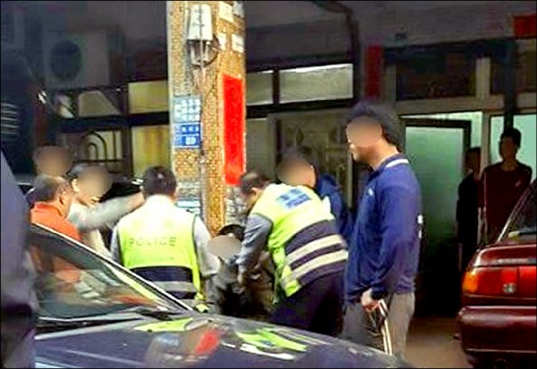 警民合作將張嫌逮獲。（記者葉永騫翻攝）