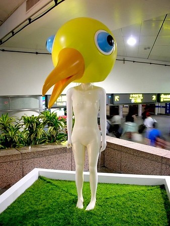 讓日本遊客印象最深刻的，是台北車站的鳥人愛維思（Aves）。（圖擷取自當代藝術館）