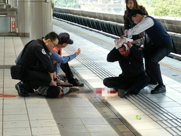 新北投捷運站驚傳警員被攻擊。（圖擷自「爆料公社」臉書）