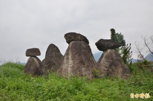 都蘭農地的「巨石陣」原來是怪手司機整地創意。（記者黃明堂攝）