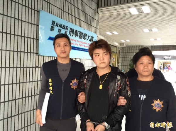 男子馮俊義被警查獲涉嫌持有槍枝。（記者劉慶侯攝）