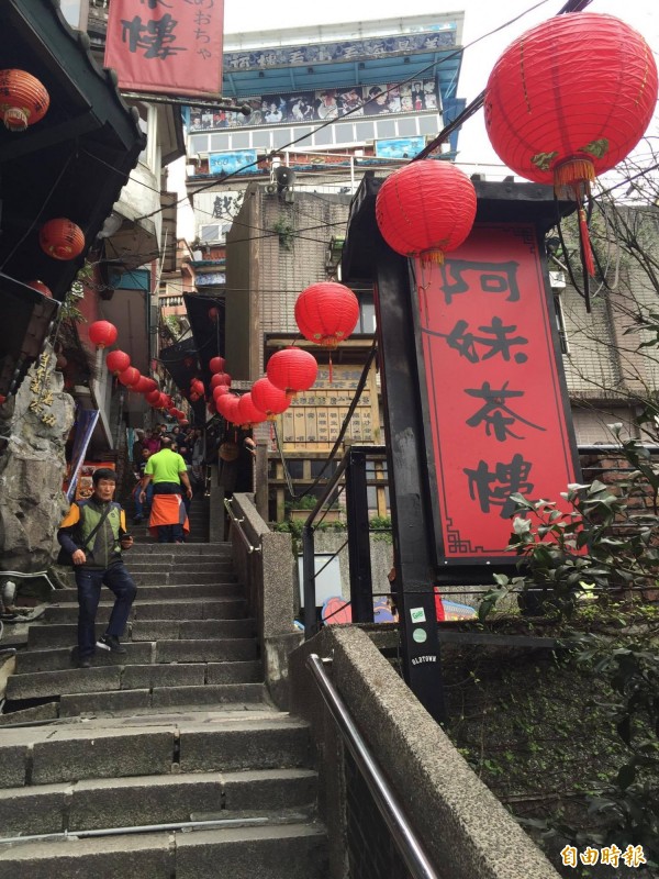 瑞芳區公所重新利用今年桃園燈會的宮燈，這兩天陸續懸掛在豎崎路街道上，找回九份的老味道。（記者林欣漢攝）