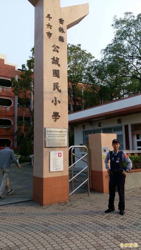 警方加強校園周圍巡邏，提高見警率。（記者詹士弘攝）