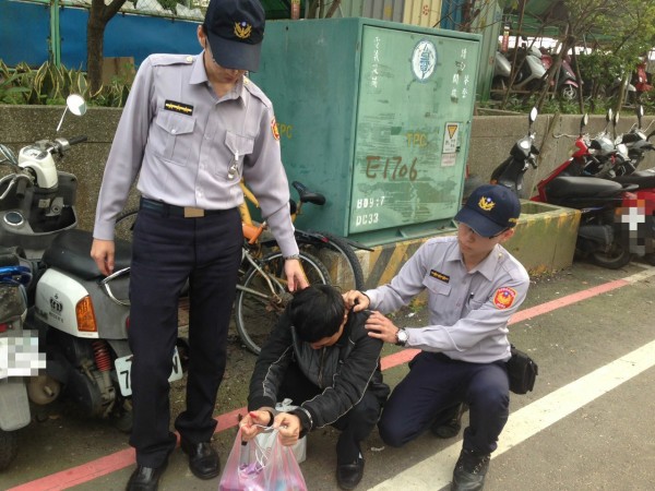 警方查獲阮姓男子（中）涉嫌偷竊。（記者周敏鴻翻攝）