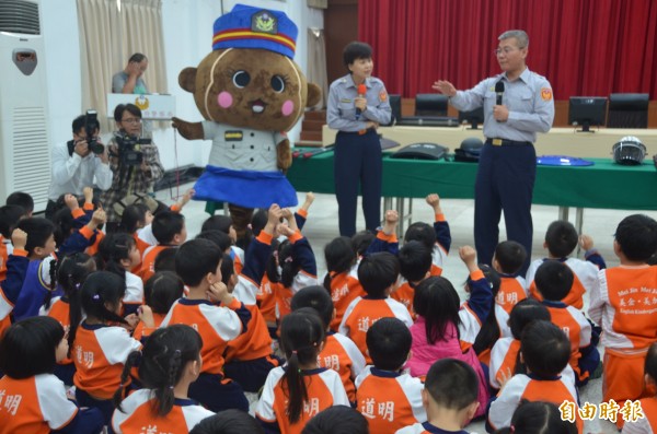 屏東市兩家幼兒園的幼童參訪警察局，局長方仰寧教導小朋友保護自己（記者葉永騫攝）