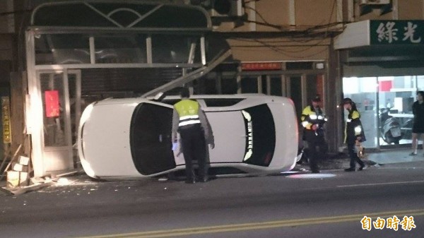 馬公夜未寧！疑似酒駕轎車翻覆在主要道路上。（記者劉禹慶攝）