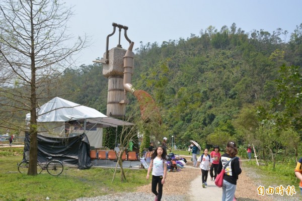 綠博全面禁止吸菸，但仍有民眾忍不住菸隱在園區大口吸菸。（記者朱則瑋攝）