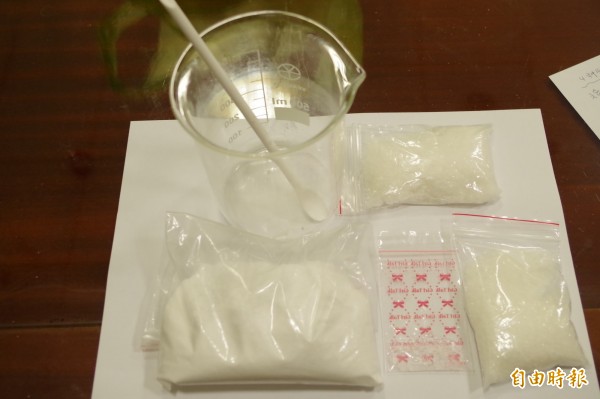 警方在余嫌家中查獲4包不明結晶粉末，余供稱是添加在毒品內的配方、可添增苦味。（記者王善嬿攝）