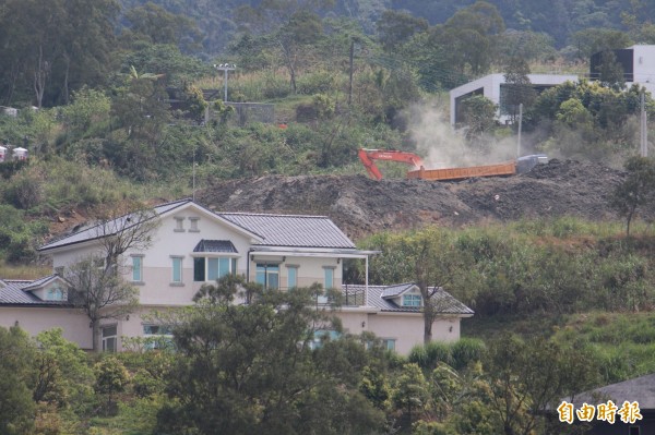 新竹縣關西鎮東安里12鄰某處山坡，被警方查獲1處工地未經許可擅自開挖、填土，工區沒有任何護坡等防護措施，一旦大雨，下方緊鄰的住戶難保不會遭到土石流的威脅。（記者黃美珠攝）