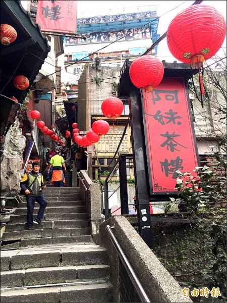 豎崎路掛紅燈籠，重現老味道。（記者林欣漢攝）