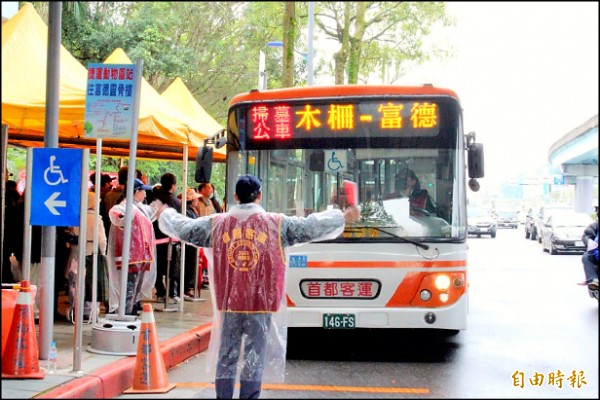 清明節連續假期將至，台北市掃墓公車將湧入人潮，業者推估運量應可破紀錄。（記者郭逸攝）