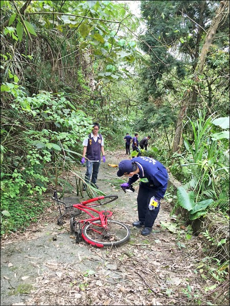 楊翁的腳踏車與衣褲散落在其陳屍附近的山路上。（記者余雪蘭翻攝）