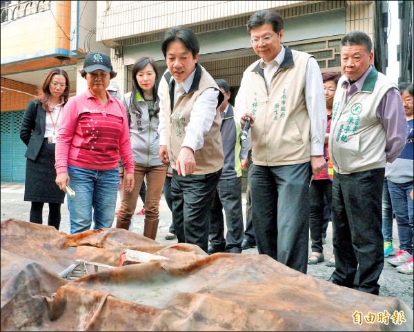 賴清德前往永康區南灣里視察防疫工作，呼籲重視空地、空屋環境整理。（記者林孟婷攝）