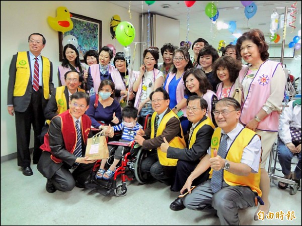 高市一群醫師、醫師娘先後到高榮及高醫大附設醫院兒童病房，慰問生病住院的病童。（記者方志賢攝）