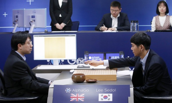 由Google所開發的人工智慧AlphaGo之前與南韓圍棋棋王李世乭進行對戰，以4勝1敗的成績擊敗李世乭，引來各界關注。（美聯社）