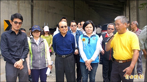 立委劉建國（左一）、張麗善（右二）、古坑鄉長黃意玲（左二）偕同村民向交通部長陳建宇（左三）請命。（記者廖淑玲攝）