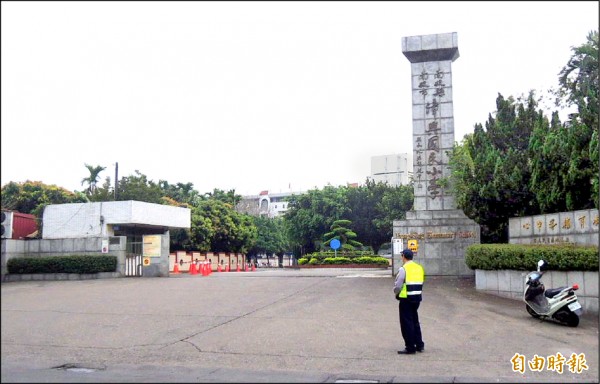 南投警方祭出護童專案，派員警到校園站崗戒護安全。（記者謝介裕攝）