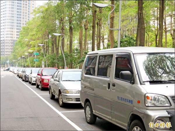 科博館前、園道兩側汽車停車格將從差別費率改為累進費率。（記者張菁雅攝）