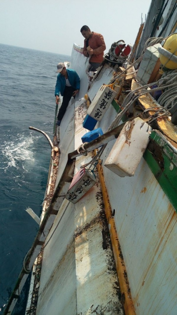 我國漁船德億發漁船，與中國鐵殼船擦撞，導致船首受損。（澎湖海巡隊提供）