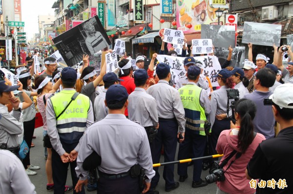 高雄市府有意拆除旗山大溝頂，引發居民不滿，欲向準副總統陳建仁陳情，情緒激動與警方發生推擠衝突。（記者陳祐誠攝）