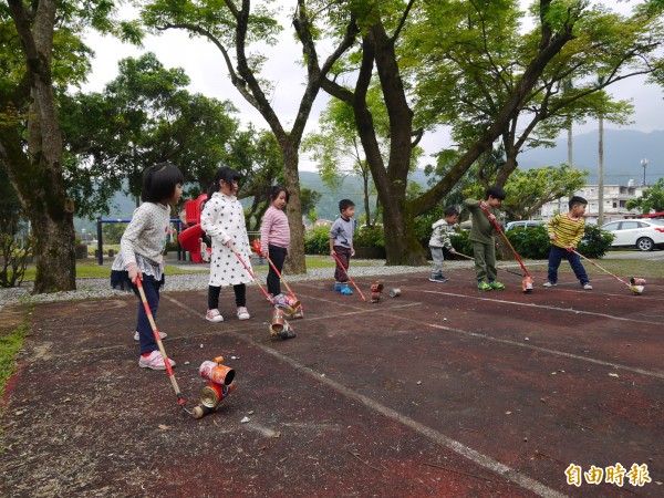 兒童節前夕，宜蘭縣府祭出無學科紙筆連假作業，當作兒童節禮物。圖為宜縣的國小學童。（記者簡惠茹攝）