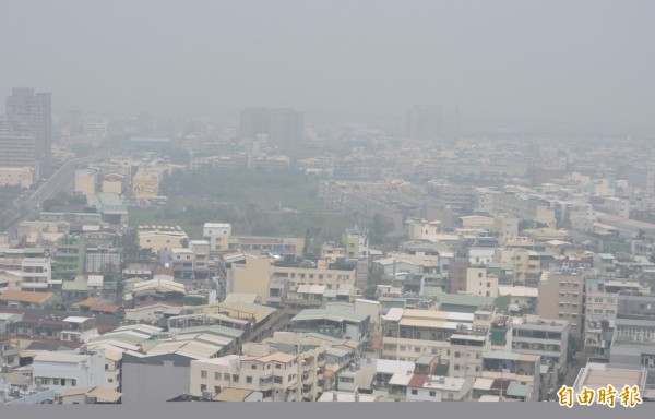 今日台灣西半部細懸浮微粒（PM2.5）濃度呈現一片紫爆。（資料照，記者林良哲攝）