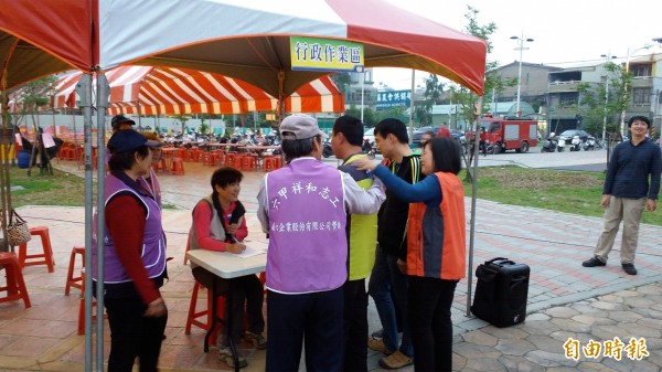 六甲區多功能運動公園舉辦地震災害收容教育體驗營，演練安撫災民。（記者楊金城攝）