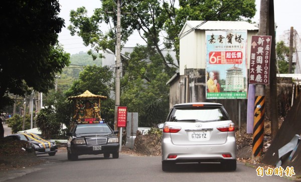 嘉義市殯葬管理所火化遺體數量創紀錄，許多送葬車隊不斷進出。（記者林宜樟攝）