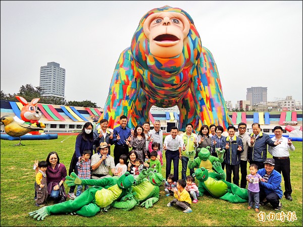 新竹市「伊索動物園」要開園了，高14米的紅毛猩猩邀請全國民眾來兒童城市歡度兒童節。（記者洪美秀攝）