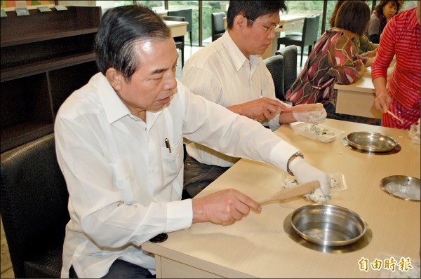 耀集食品火鍋文化館，民眾手做魚丸。
（資料照，記者盧賢秀攝）