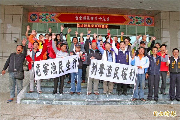 富岡漁民昨天到縣議會拉白布條，要求停止港區停車收費。（記者黃明堂攝）