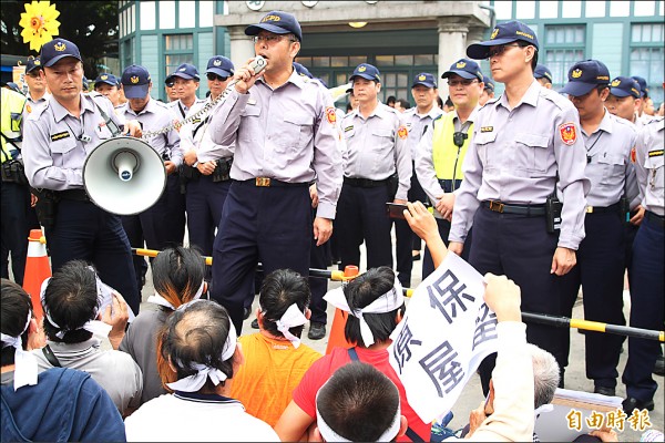 高雄市府有意拆除旗山大溝頂，引發居民不滿，欲向準副總統陳建仁陳情。（記者陳祐誠攝）