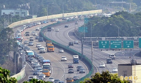 清明連假開始，2日二高併入國道5號高速公路出現車潮。（記者方賓照攝）