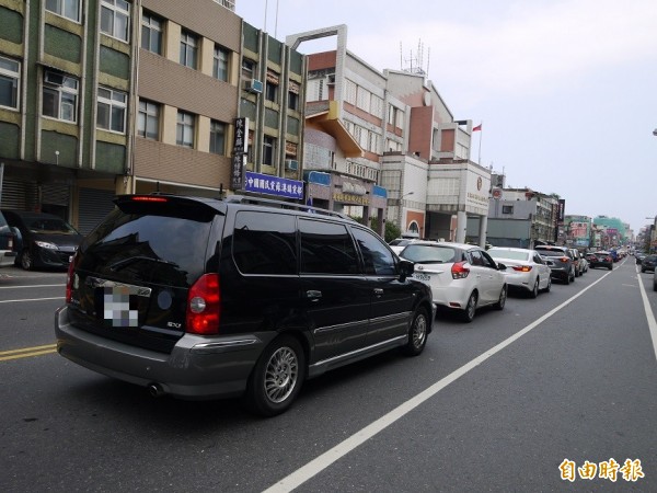 蘇澳市區車子動彈不得，蘇花公路車速一度只有10公里。（記者簡惠茹攝）