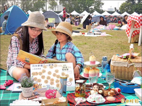 「435野餐音樂節」昨登場，小朋友在草地上野餐、讀繪本。
（記者葉冠妤攝）