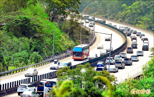 清明連假開始，2日國道5號高速公路出現車潮。（記者方賓照攝）