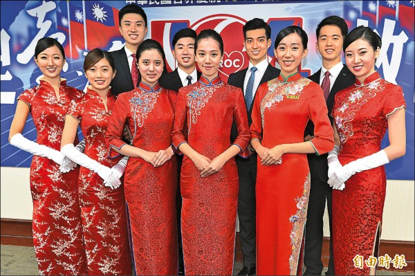 台灣選出首位女性總統，總統就職禮賓人員性別比例也有所調整，今年將取消金釵穿旗袍。圖為去年銘傳大學國慶親善服務隊「金釵」穿旗袍。（資料照，記者陳志曲攝）