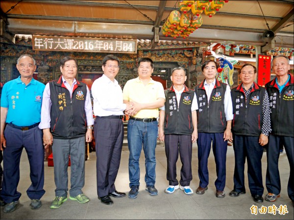 台中市長林佳龍（左三）返回麥寮祭祖並到拱範宮參拜。（記者鄭旭凱攝）