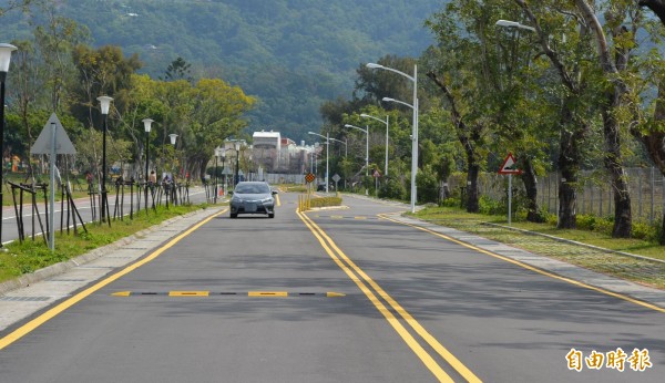 太平坪林森林公園環園道路設置減速墊，經常有民眾閃避逆向行駛，當地里長建議調整設置位置。（記者陳建志攝）