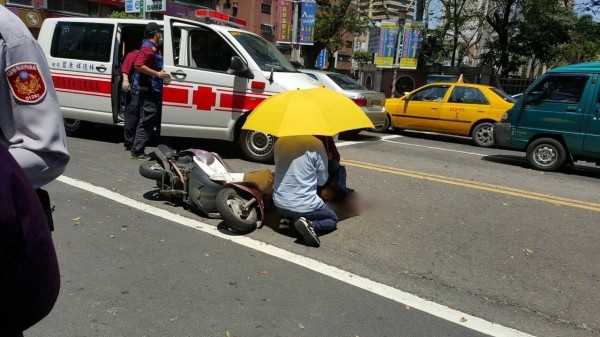 高市發生一件離奇車禍，2輛同向的公車和機車，不知何故發生擦撞，造成女騎士當場不治。（記者黃良傑翻攝）