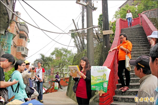 基隆「梓桑文化祭」主辦單位舉辦導覽，帶領民眾走訪日治時期前基隆區長許梓桑故居周邊景點，訴說老故事。（記者林欣漢攝）