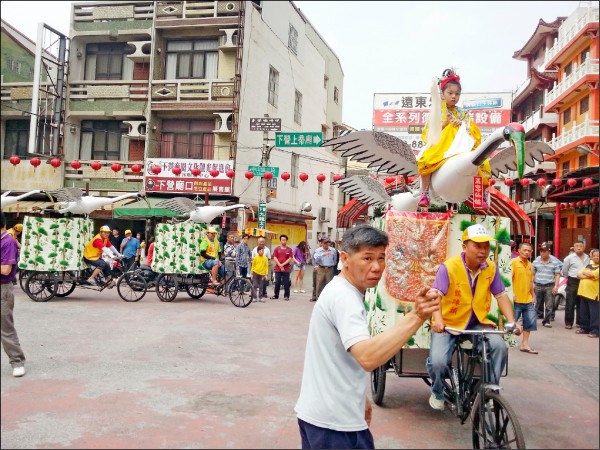 陳姓七鶴陣重出江湖，日前在市區試行。（陳義方提供，記者劉婉君翻攝）